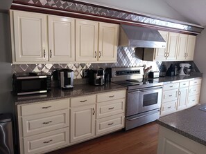 Fridge, microwave, oven, stovetop - Spacious 4-bedroom house w/ gym, pool, WiFi, 8 miles from Ft. Bennings back gate (Fort Mitchell)