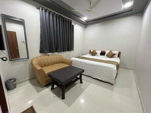 Comfort Double Room | Down duvets, free WiFi - Hotel Hare Krishna (Sihor)