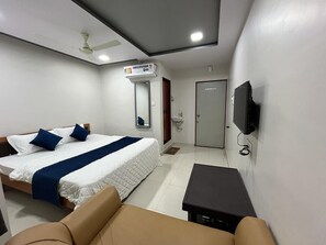Comfort Double Room | Down duvets, free WiFi - Hotel Hare Krishna (Sihor)