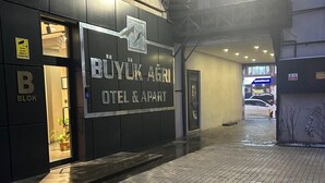Un bâtiment avec une enseigne indiquant « BUYUK AGRI HOTEL & APART » et une entrée bien visible.
