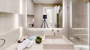 Douche, sèche-cheveux, serviettes fournies, savon