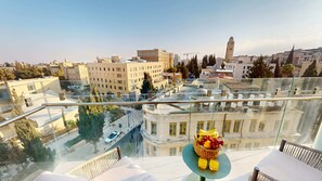 Outdoor dining - KING DAVID RESIDENCES-Luxurious Apartment with JLM walls Views (Jerusalem)