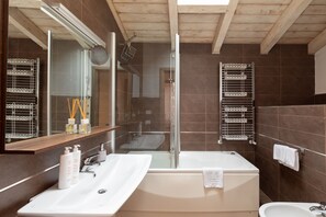 Dusche, Haartrockner, Bidet, Handtücher