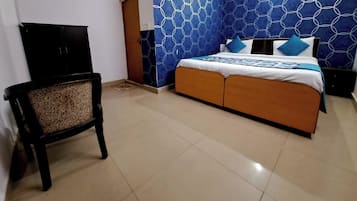 7 bedrooms, desk, WiFi, bed sheets