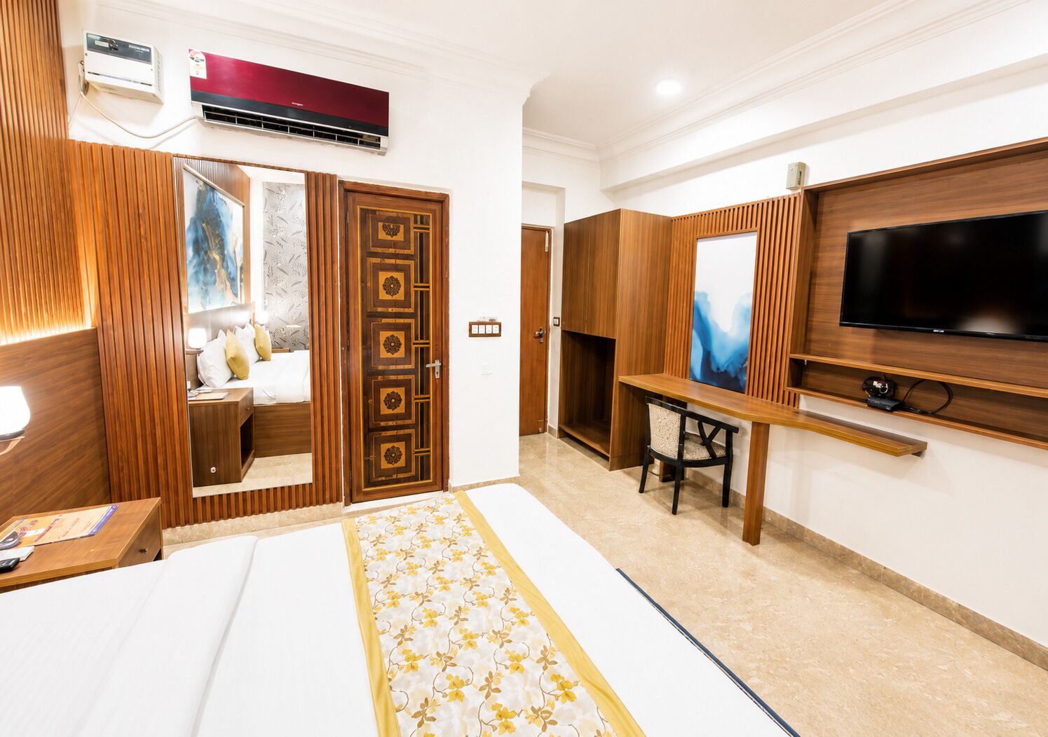 7 bedrooms, desk, WiFi, bed sheets