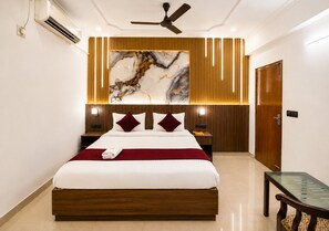 7 bedrooms, desk, WiFi, bed sheets -  Atlas Inn Near to IGI Airport (Firoj)