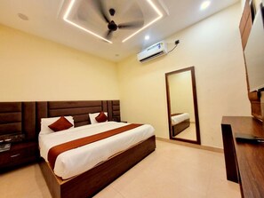 7 habitaciones, escritorio, wifi y ropa de cama 