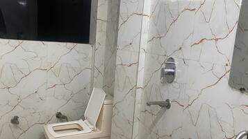 Doccia, asciugacapelli, asciugamani, sapone