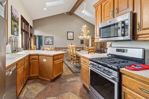 Maison, 6 chambres | Cuisine privée | Réfrigérateur, four, cafetière/bouilloire, grille-pain