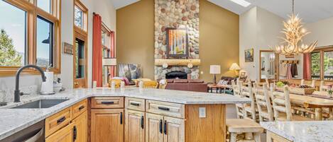 House, 5 Bedrooms | Private kitchen