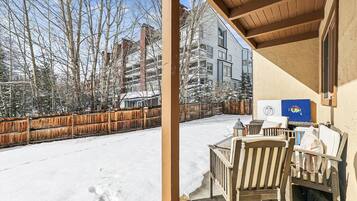 Condo, 2 Bedrooms | Property grounds