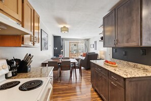Appart'hÎtel, 2 chambres | Cuisine privée | Réfrigérateur, four, cafetiÚre/bouilloire, grille-pain