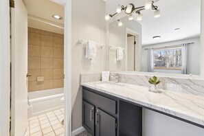 Appartement, 2 slaapkamers | Badkamer | Handdoeken, shampoo