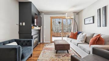 Condo, 2 Bedrooms | Living area