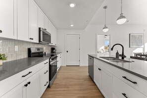 Apartamento, 2 habitaciones | Cocina privada | Frigorífico, horno, cafetera o tetera y tostadora