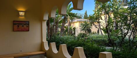 Chalé conforto, banheiro privativo, vista para o jardim | Terraço/pátio