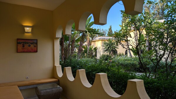 Chalet Confort, salle de bains privée, vue jardin | Terrasse/Patio