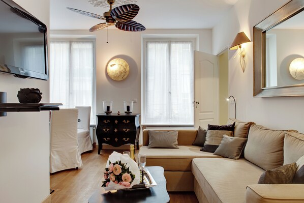 Apartment | Living area - St Germain Grenelle Residence (Paris)