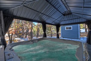 Tina de hidromasaje al aire libre