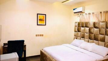 Habitación Confort, balcón, vistas a la ciudad | Escritorio, espacio para trabajar con un portátil, wifi gratis