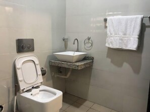 Chambre Confort, balcon, vue ville | Salle de bain | Articles de toilette gratuits, sĂšche-cheveux, serviettes fournies, savon