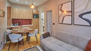 Un espace de vie moderne comprenant un coin repas, une cuisine et un canapé.