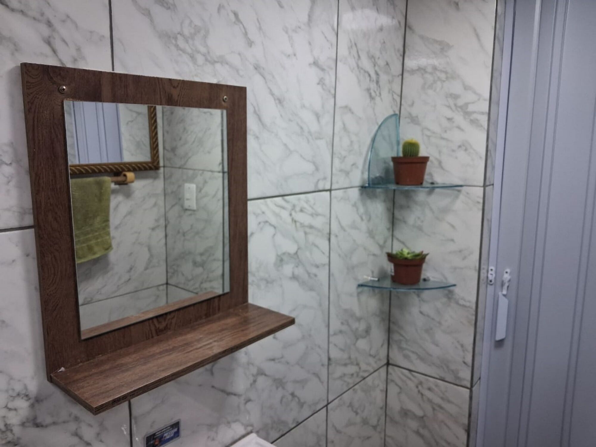 Toalhas de banho, papel higiênico