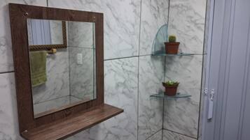 Toalhas de banho, papel higiênico