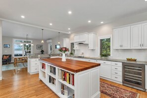 Kylskåp, mikrovågsugn, ugn och spishäll