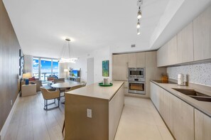 Réfrigérateur, four à micro-ondes, un four, surface de cuisson