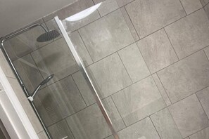 Bathroom - Derby House- 2 Bedrooms-free Parking- Tv and Wifi (Derby)