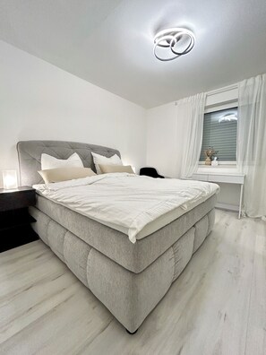 1 bedroom, desk, iron/ironing board, travel cot - Modern apartment with balcony - near Kurpark & trade fair (Bad Salzuflen)