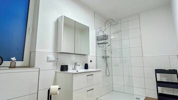 Dusche, Haartrockner, Handtücher, Seife