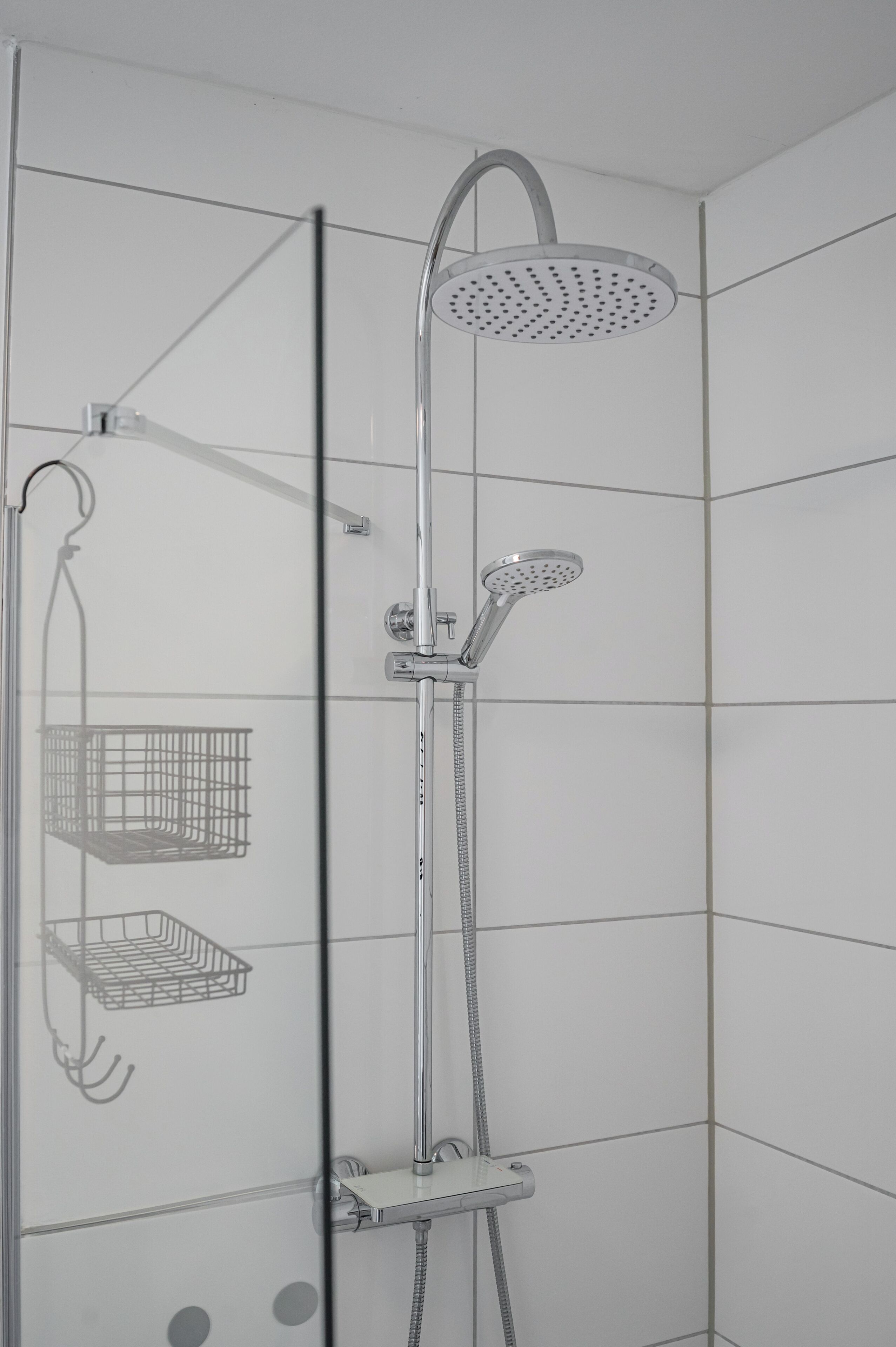 Ducha, secador de pelo, toallas, jabón