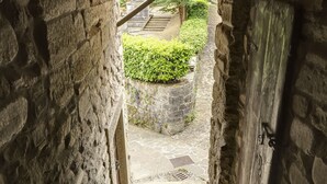 A stone staircase leading to an outdoor area with a view of greenery and a stone wall. - AMORE RENTALS - Villa Barbara with Private Pool and Garden (Palazzuolo sul Senio)