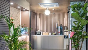 Une cuisine moderne équipée d’un four à micro-ondes, d’une machine à café et d’un réfrigérateur.