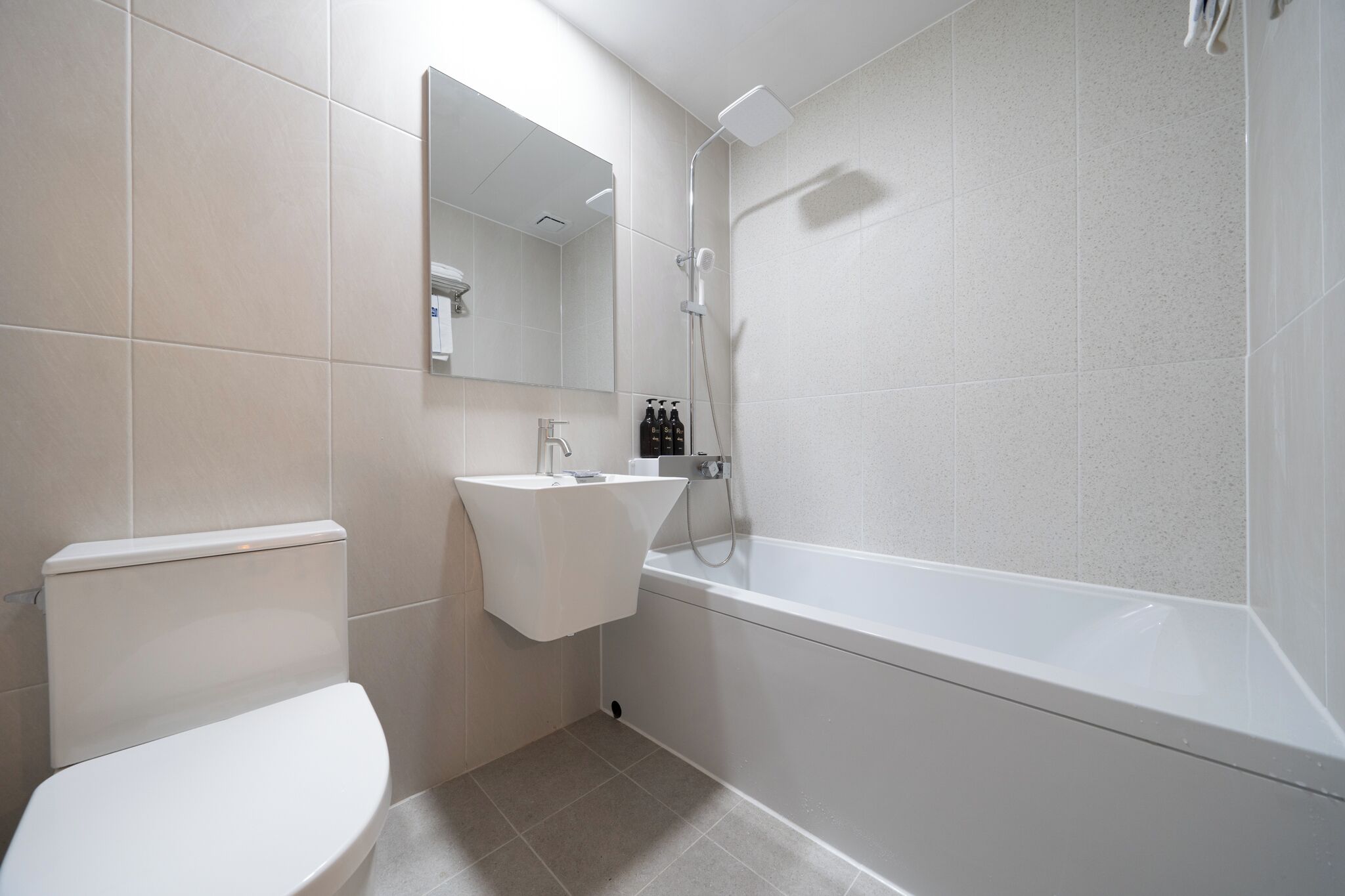 Deluxe Double Room | Bathroom | Hair dryer, bathrobes, slippers, towels