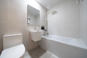 Deluxe Double Room | Bathroom - Hwajeong Hotel jun (Goyang)
