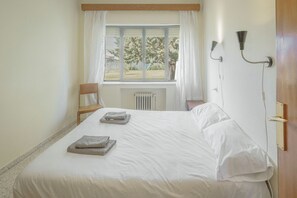 6 bedrooms, iron/ironing board, bed sheets