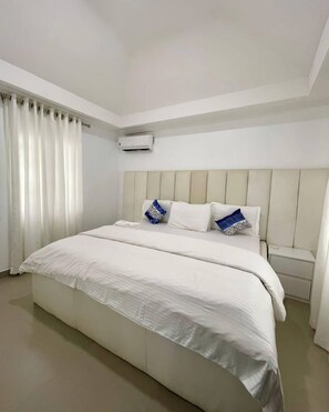 2 bedrooms, in-room safe, desk, laptop workspace - Vika Luxury Residence (Abuja)