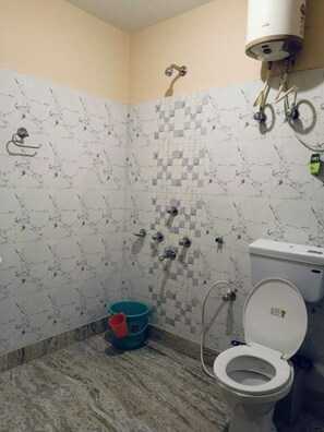 シャワー、タオル、石鹸、トイレットペーパー