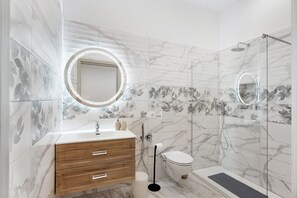 Dusche, Haartrockner, Handtücher