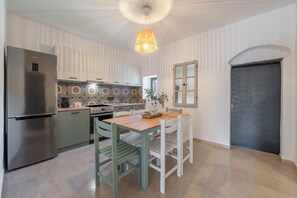 Jääkaappi, uuni, liesi, kahvin-/teenkeitin