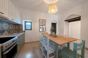 Kylskåp, ugn, spishäll och kaffe- och tebryggare