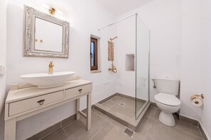 Shower, hair dryer, towels - Apartment 'Old Manor House 1' with Sea View, Wi-Fi and Air Conditioning (Syvota)