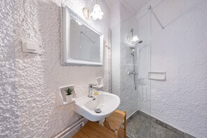 Een douche, een haardroger, handdoeken