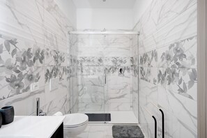 Een douche, een haardroger, handdoeken