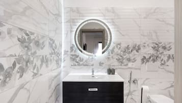 Dusche, Haartrockner, Handtücher