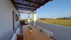 Outdoor dining - Country House 'Pasithea' with Sea View, Wi-Fi and Air Conditioning (Monolithos)