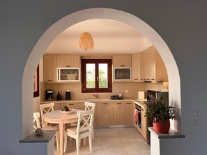 Fridge, oven, stovetop, coffee/tea maker